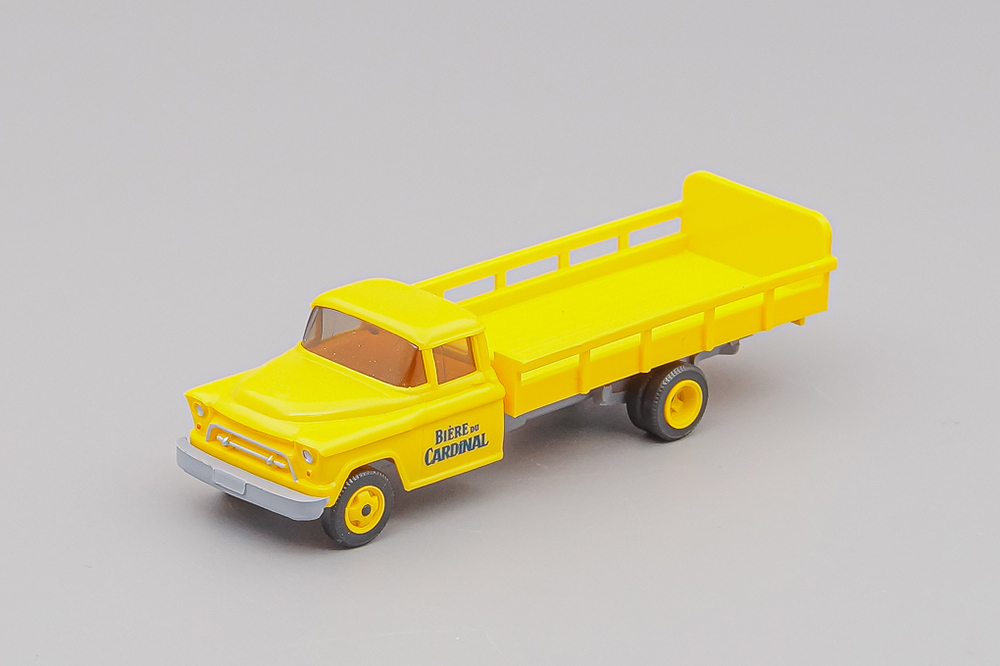CHEVROLET GETRÄNKE-LKW BIERE DU CARDINAL CH 1955, YELLOW (ДЛИНА МОДЕЛИ 3-5 СМ)