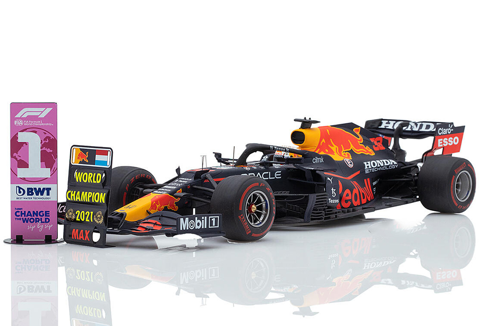 RED BULL RB16B WINNER GP ABU DHABI (WORLD CHAMPION VERSTAPPEN) 2021 ГОДА / РЕД БУЛЛ РБ16 (МАКС ФЕРСТАППЕН ЧЕМПИОН МИРА) БОКС В КОМПЛЕКТЕ