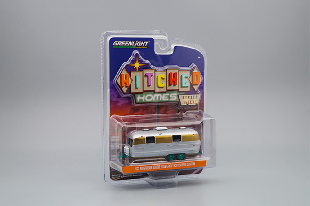 TRAILER КЕМПЕР-ТРЕЙЛЕР AIRSTREAM DOUBLE-AXLE LAND YACHT SAFARI CUSTOM (1972), CHROME/GOLD (GREENLIGHT!) (ДЛИНА МОДЕЛИ 6-10 СМ)