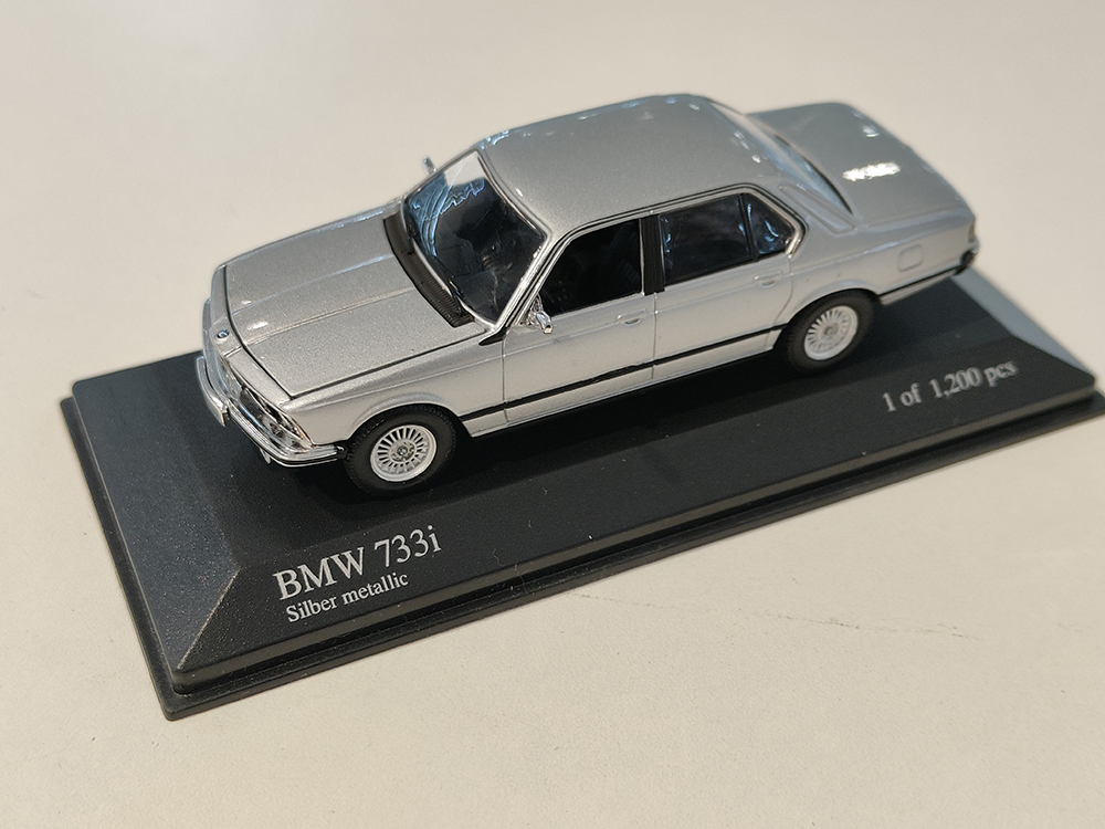 BMW 733I 1977 СЕРЕБРИСТЫЙ (БОКС МОЖЕТ ИМЕТЬ ПОТЕРТОСТИ ИЛИ ТРЕЩИНЫ)