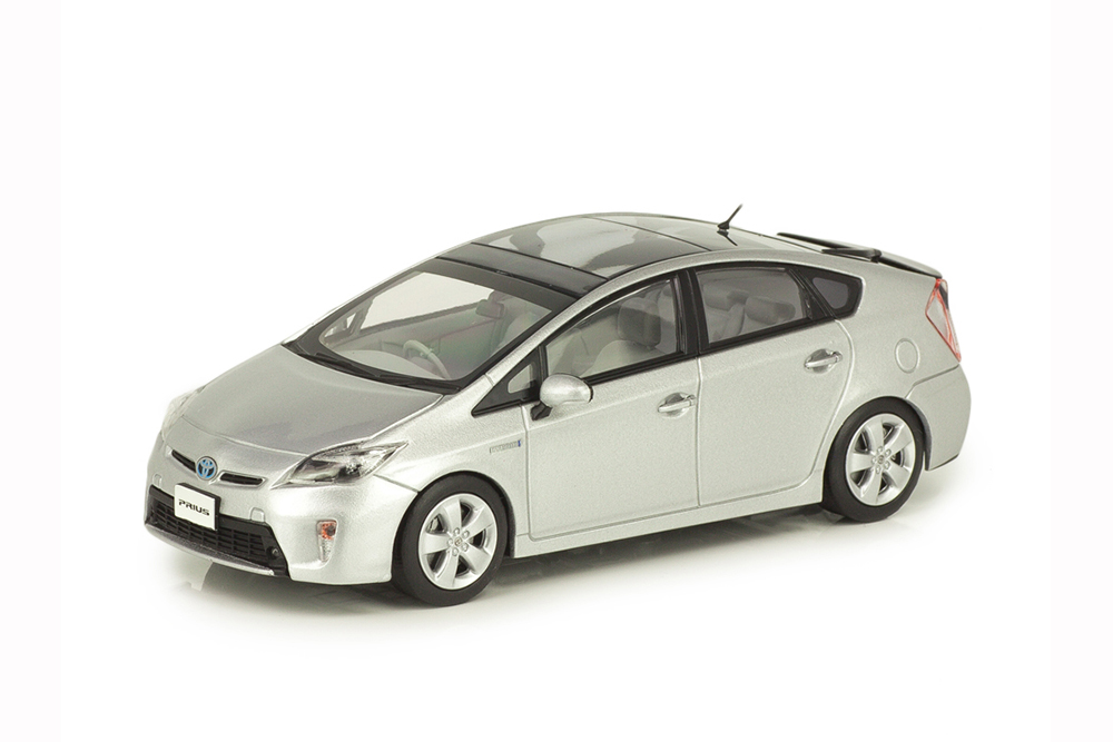 TOYOTA PRIUS С ЛЮКОМ СЕРЕБРИСТЫЙ