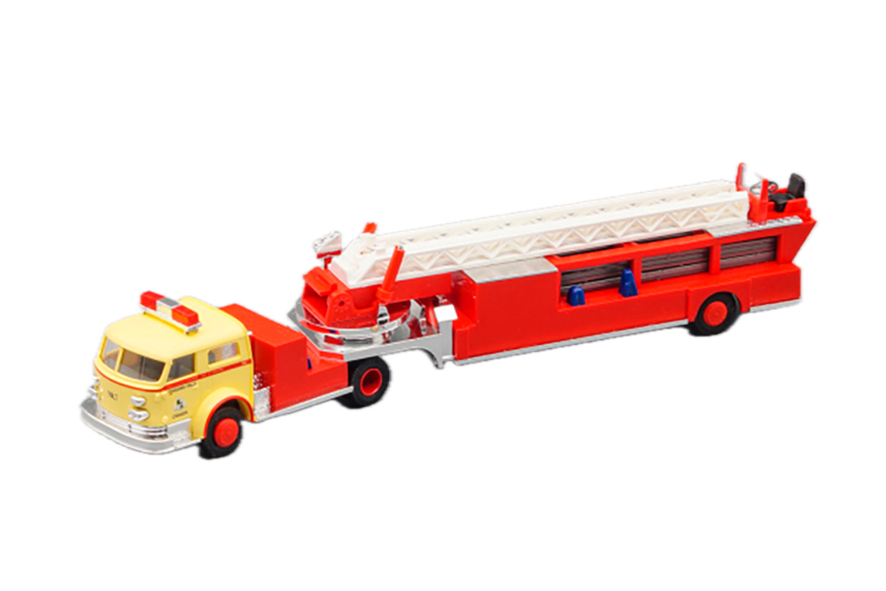 AMERICAN LAFRANCE 900 TILLER LADDER "FIRE DEPARTMENT NIAGARA FALLS" (ДЛИНА МОДЕЛИ 3-5 СМ)