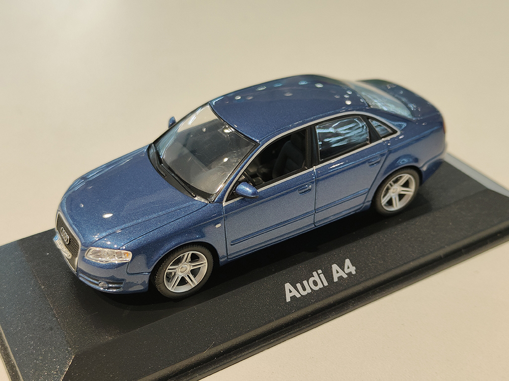 AUDI A4 2004 СИНИЙ (БОКС МОЖЕТ ИМЕТЬ ПОТЕРТОСТИ ИЛИ ТРЕЩИНЫ)