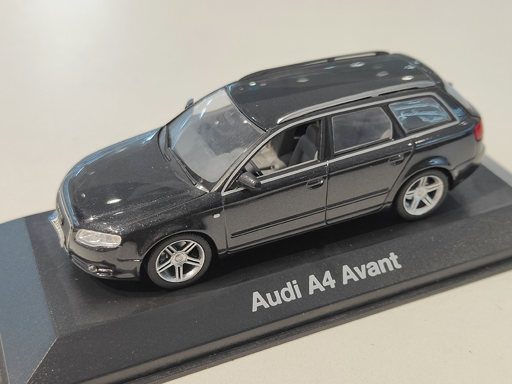 AUDI A4 AVANT 2005 ЧЕРНЫЙ (БОКС МОЖЕТ ИМЕТЬ ПОТЕРТОСТИ ИЛИ ТРЕЩИНЫ)