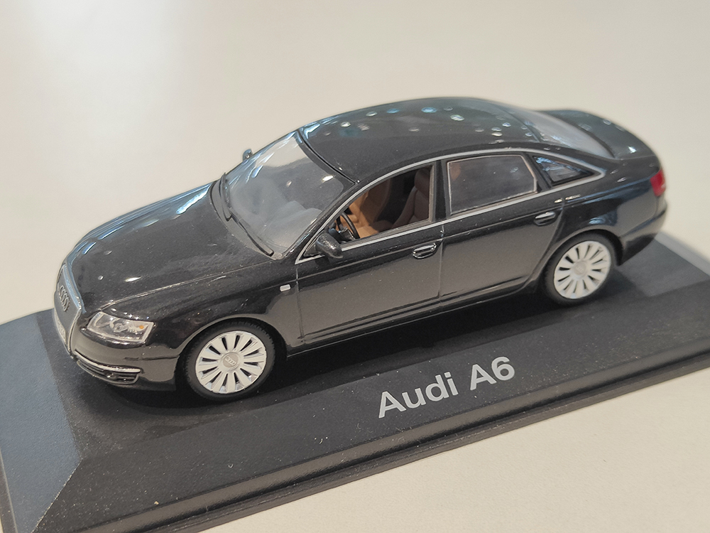 AUDI A6 2004 ЧЕРНЫЙ (БОКС МОЖЕТ ИМЕТЬ ПОТЕРТОСТИ ИЛИ ТРЕЩИНЫ)