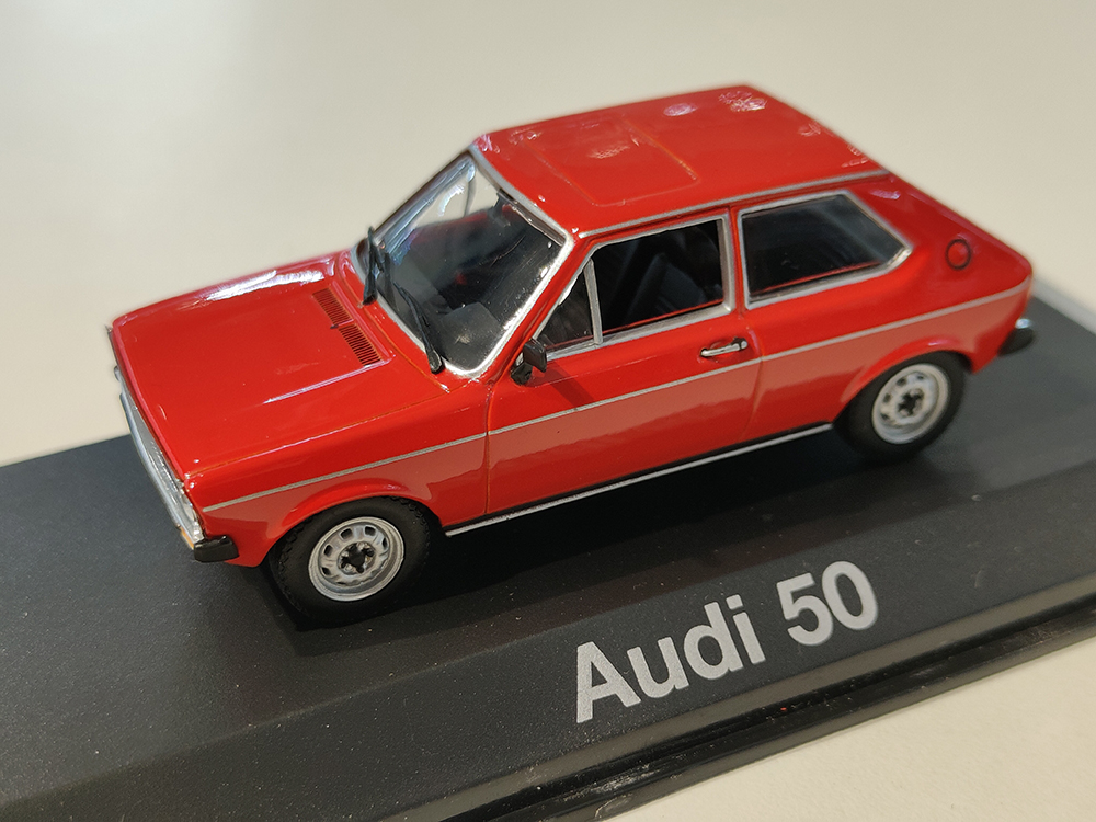 AUDI 50 1974 КРАСНЫЙ (БОКС МОЖЕТ ИМЕТЬ ПОТЕРТОСТИ ИЛИ ТРЕЩИНЫ)