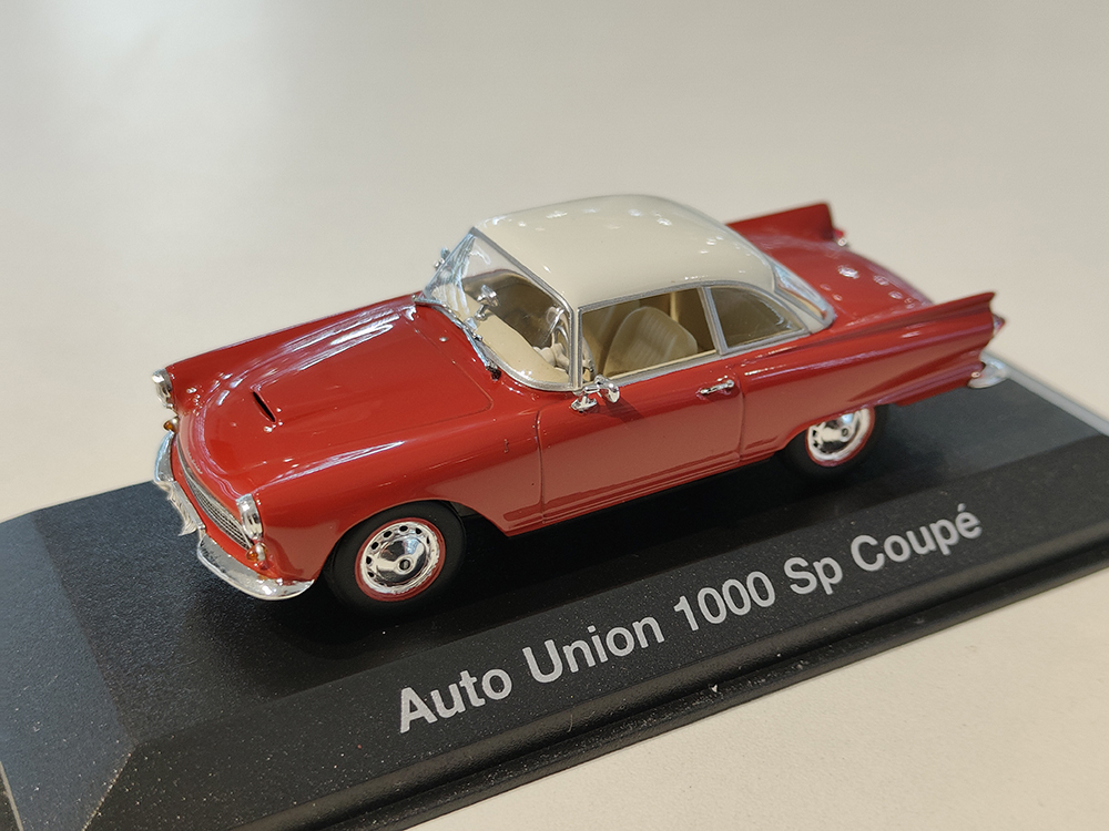 AUTO UNION 1000 SP COUPE 1958 КРАСНЫЙ (БОКС МОЖЕТ ИМЕТЬ ПОТЕРТОСТИ ИЛИ ТРЕЩИНЫ)