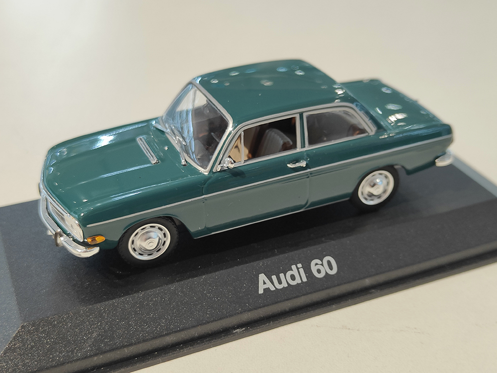 AUDI 60 1965 ЗЕЛЕНЫЙ (БОКС МОЖЕТ ИМЕТЬ ПОТЕРТОСТИ ИЛИ ТРЕЩИНЫ)