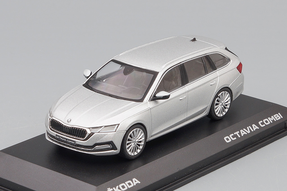 SKODA OCTAVIA A8 COMBI STŘÍBRNÁ BRILLIANT