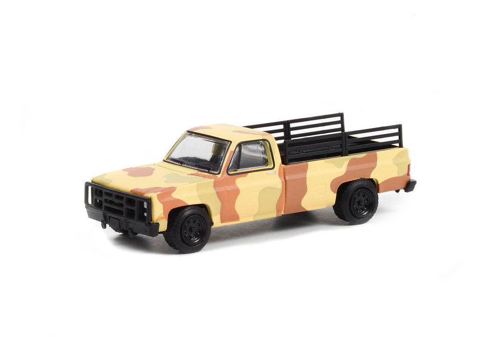 CHEVROLET M1008 CUCV 1987 DESERT CAMOUFLAGE WITH TROOP SEATS IN TRUCK BED