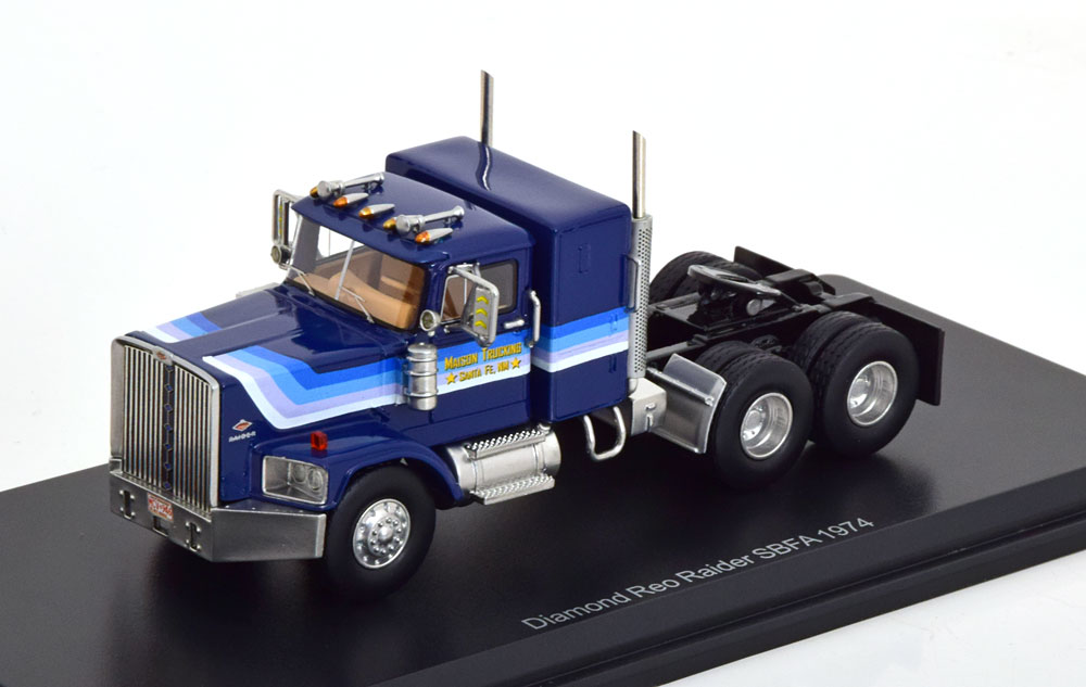 DIAMOND REO RAIDER SBFA TOWING VEHICLE 1974 BLUEMETALLIC WHITE (ДЛИНА МОДЕЛИ 6-10 СМ)