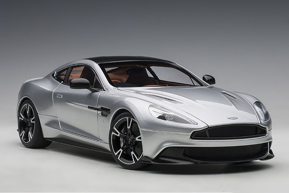 7 models. Aston Martin Vanquish AUTOART 1 18. Aston Martin серебристый.