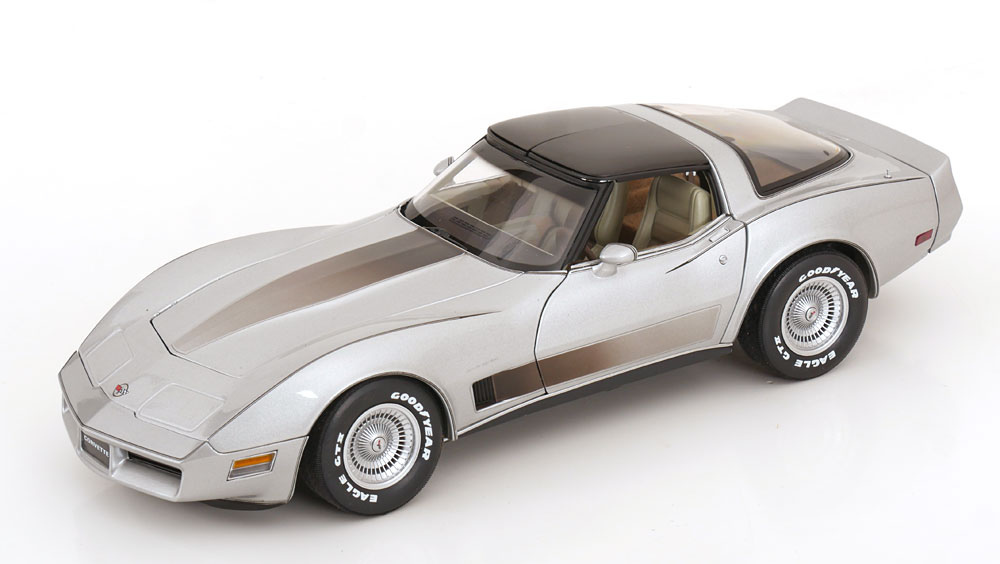 CHEVROLET CORVETTE 1982 SILVER BLACK