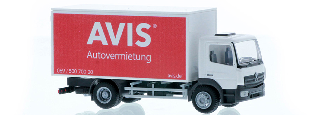 MERCEDES-BENZ ATEGO ФУРГОН AVIS AUTOVERMIETUNG КРАСНЫЙ С БЕЛЫМ (ДЛИНА МОДЕЛИ 3-5 СМ)