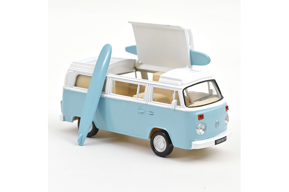 VOLKSWAGEN T2 COMBI CAMPER VAN С ДОСКАМИ ДЛЯ СЕРФИНГА 1973 КЕМПЕР / ФОЛЬКСВАГЕН T2 КОМБИ КАМПЕР ФУРГОН ГОЛУБОЙ