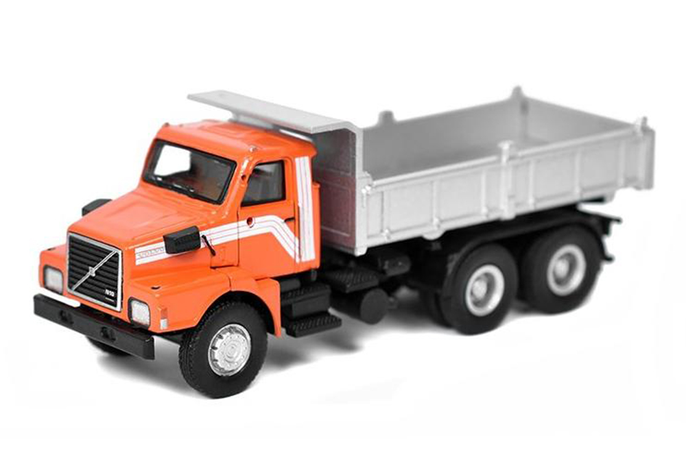 VOLVO N 10 DUMP TRUCK 1980, ORANGE / SILVER (ДЛИНА МОДЕЛИ 3-5 СМ)