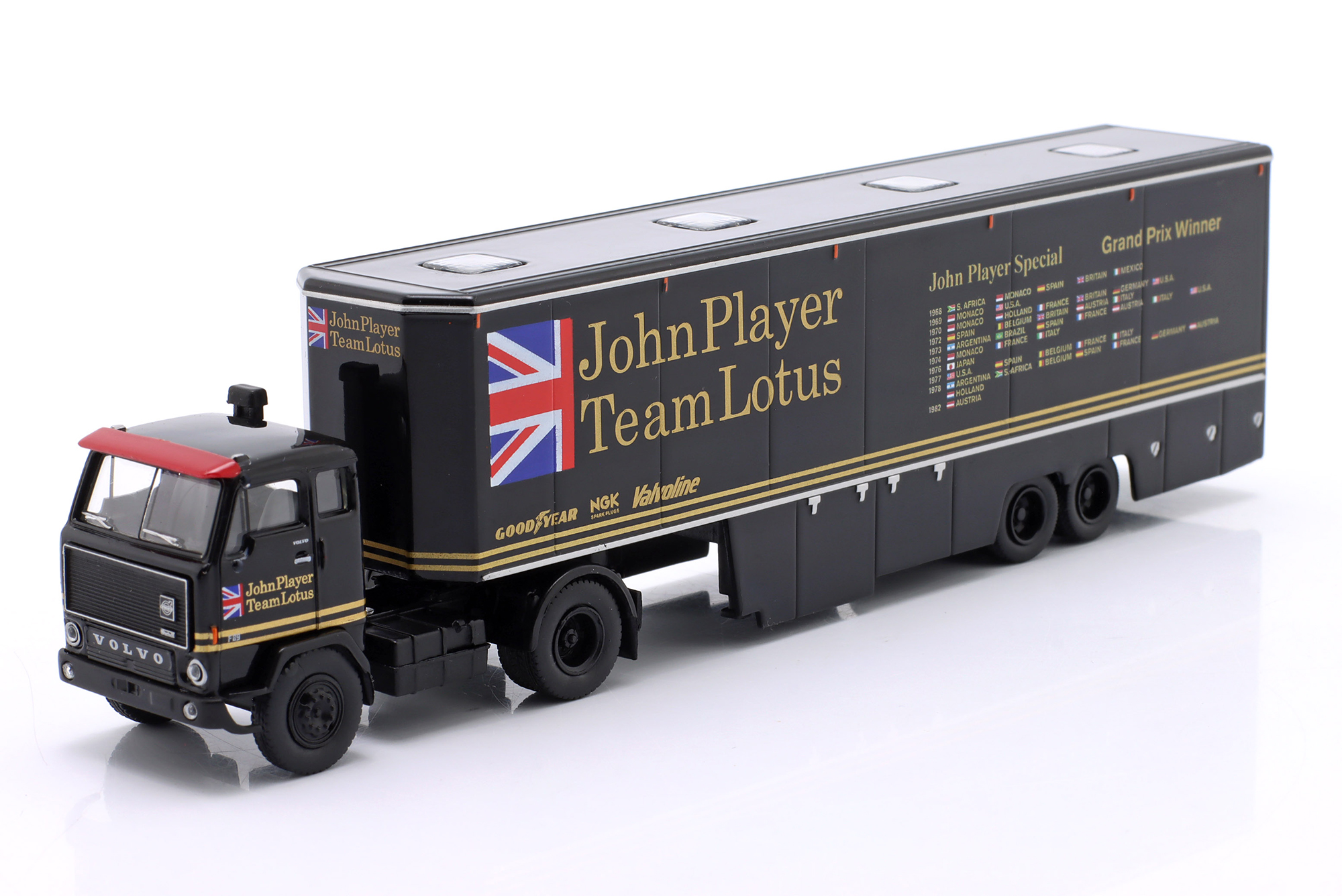 VOLVO F89 RACE TRANSPORTER JOHN PLAYER TEAM LOTUS FORMULA 1 1973 BLACK / ВОЛЬВО F89 РАКЕ ТРАНСПОРТЕР ДЖОХН ПЛАЙЕР КОМАНДА ЛОТУС ФОРМУЛА-1 ЧЕРНЫЙ