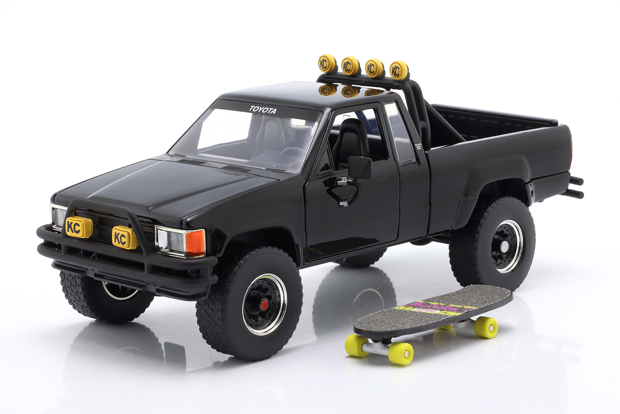 TOYOTA SR5 PICK-UP TRUCK 1985 BACK TO THE FUTURE WITH MARTY'S SKATEBOARD JADA TOYS / ТОЙОТА SR5 ПИК-УП ГРУЗОВИК БАК ФУТУРЕ МАРТЙ СКАТЕБОАРД ДЖАДА ТОЙС ЧЕРНЫЙ
