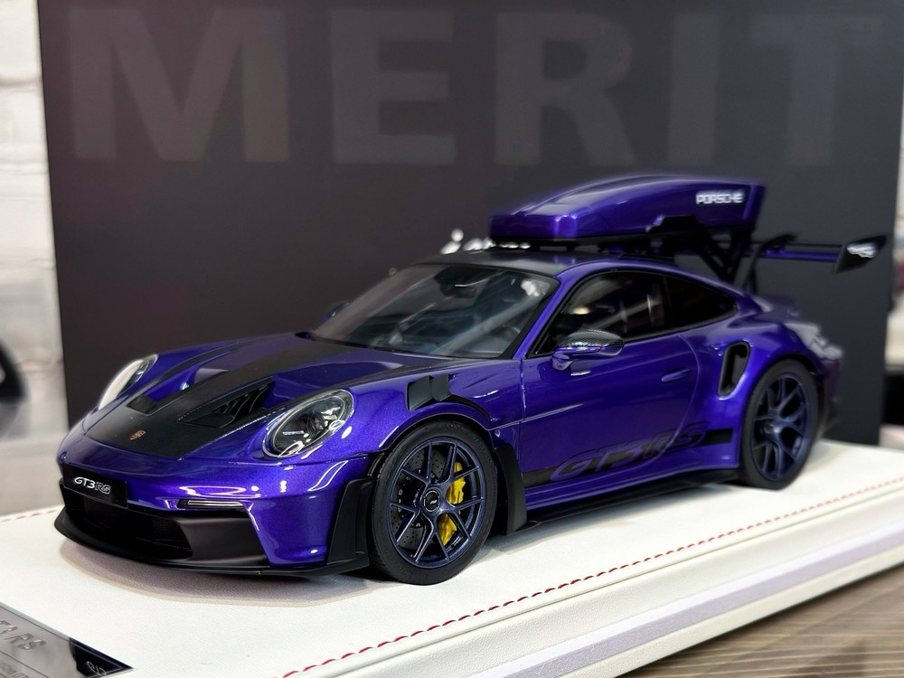 PORSCHE 911 (992) GT3 RS LUGGAGE VIOLA PURPLE METALLIC/BLACK LIVERY WITH BLUE WHEELS / ПОРШЕ 911 992 GT3 RS LUGGAGE VIOLA PURPLE МЕТАЛЛИК/ЧЕРНЫЙ ЛИВРЕЯ С СИНИМИ КОЛЕСАМИ