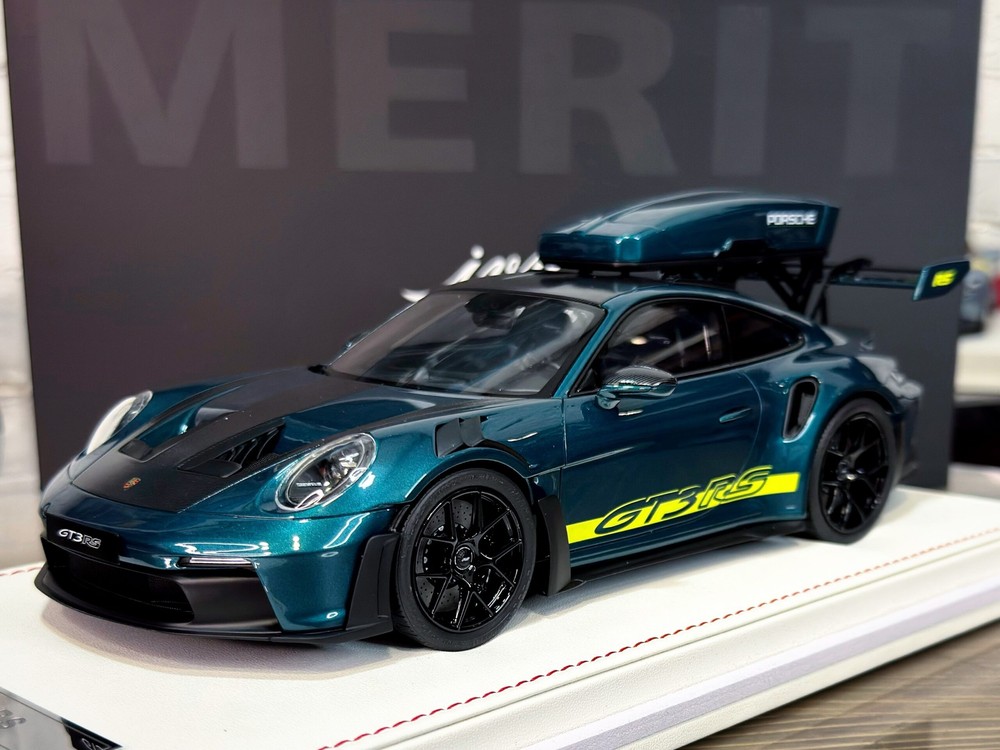 PORSCHE 911 (992) GT3 RS LUGGAGE RACING GREEN/GREEN LIVERY WITH BLACK WHEELS / ПОРШЕ 911 992 GT3 RS LUGGAGE ГОНОЧНЫЙ ЗЕЛЕНЫЙ/ЗЕЛЕНЫЙ ЛИВРЕЯ С ЧЕРНЫМИ КОЛЕСАМИ (ЛИМИТ 07/20)