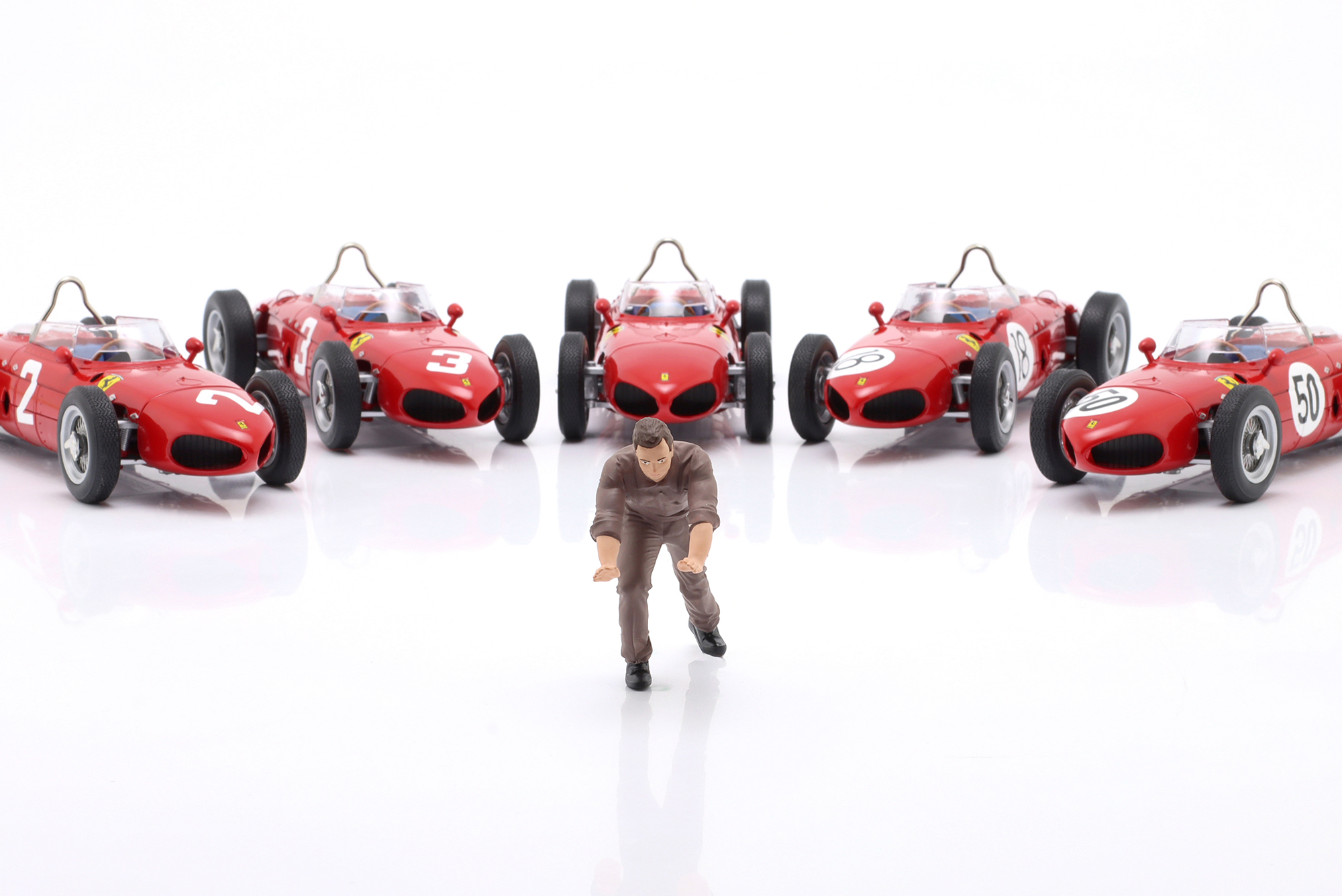 MECHANIC WITH BROWN OVERALL PUSHES AT THE BACK - FIGURE FIGURENMANUFAKTUR / МЕЧАНИК КОРИЧНЕВЫЙ ОВЕРАЛЛ ПУШЕС АТ БАК ФИГУРКА ФИГУРЕНМАНУФАКТУР