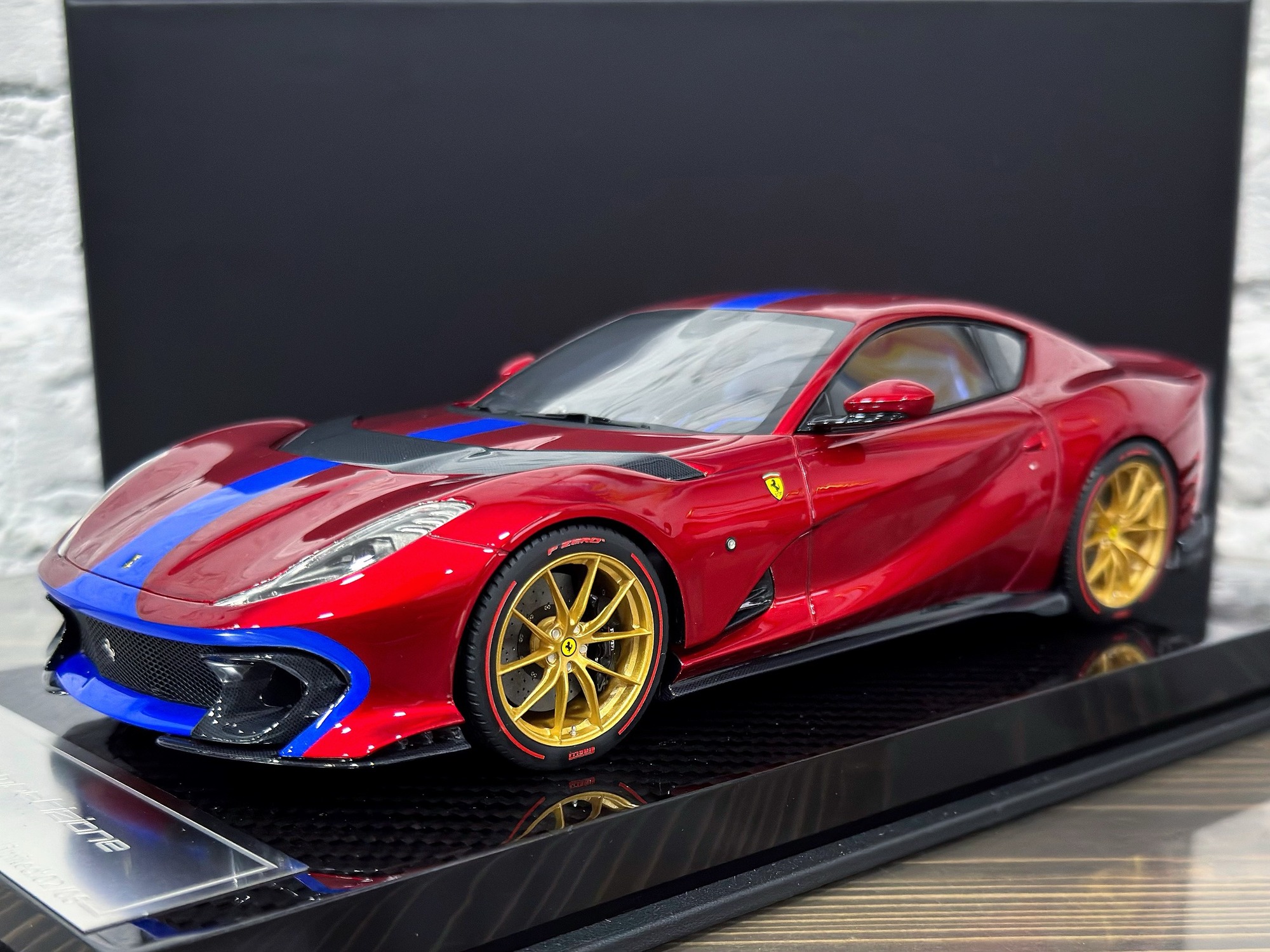 FERRARI 812 COMPETIZIONE METALLIC RED/BLUE STRIPE / ФЕРРАРИ 812 КОМПЕТИЦИОНЕ КРАСНЫЙ МЕТАЛЛИК/СИНИЙ ПОЛОСА
