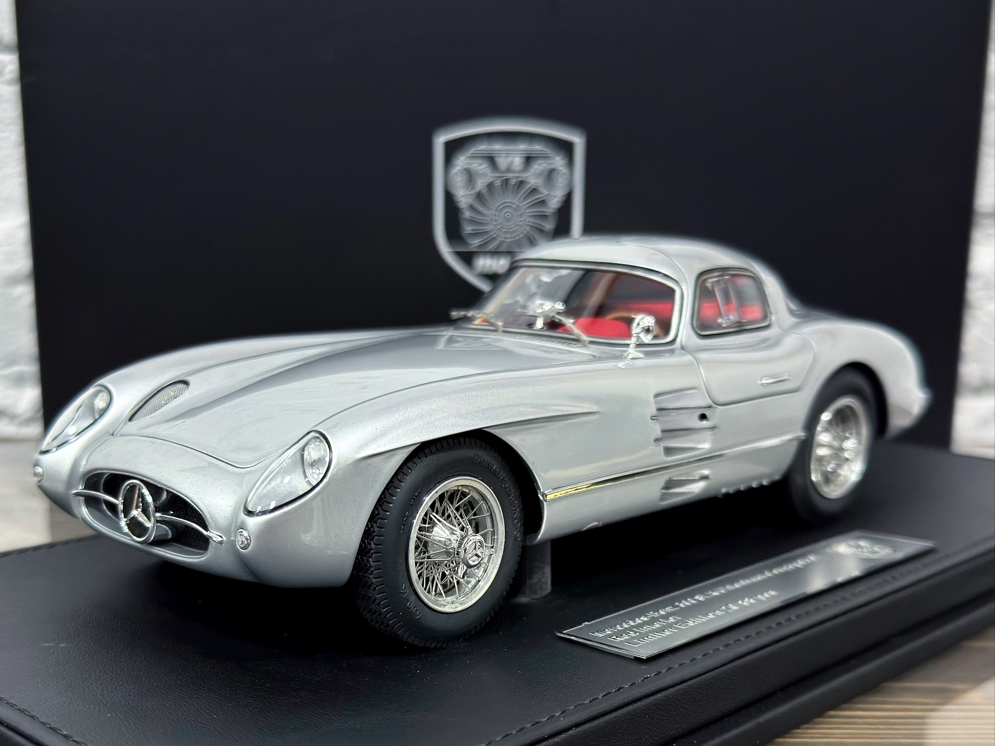 MERCEDES-BENZ 300 SLR UHLENHAUT COUPÉ (1955) SILVER/RED INTERIOR / МЕРСЕДЕС-БЕНЦ 300 SLR UHLENHAUT COUP СЕРЕБРИСТЫЙ/КРАСНЫЙ ИНТЕРЬЕР