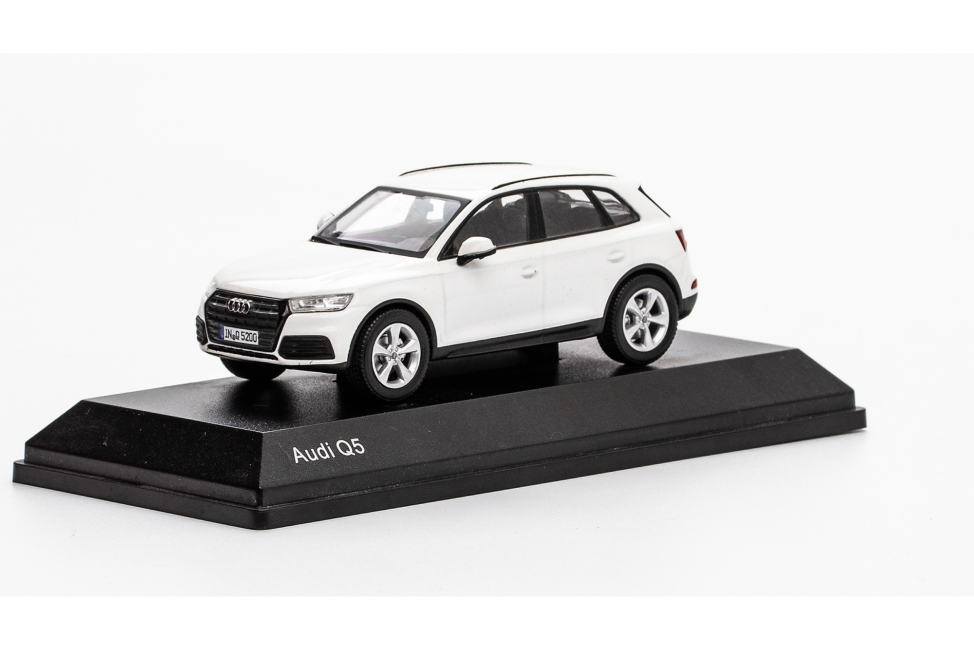 AUDI Q5 2016 WHITE / АУДИ Q5 2016 БЕЛЫЙ (ДЛИНА 15 СМ, БОКС МОЖЕТ ИМЕТЬ ПОВРЕЖДЕНИЯ, КАРТОННОЙ УПАКОВКИ НЕТ)