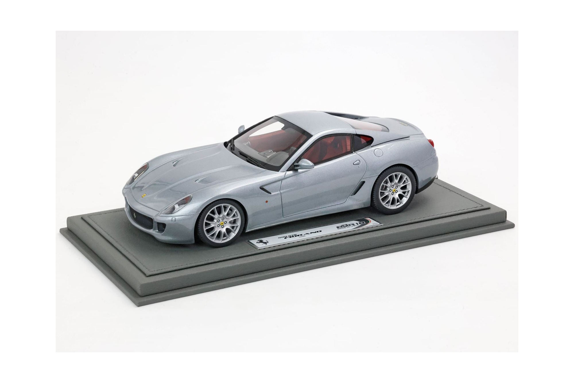 FERRARI 599 GTB FIORANO 2006 AUTOMATIC GEAR - MADE IN ITALY TITANIUM GREY BORDEAUX INTERIOR / ФЕРРАРИ 599 ГТБ 2006 АВТОМАТ 1:18 БОРДОВЫЙ