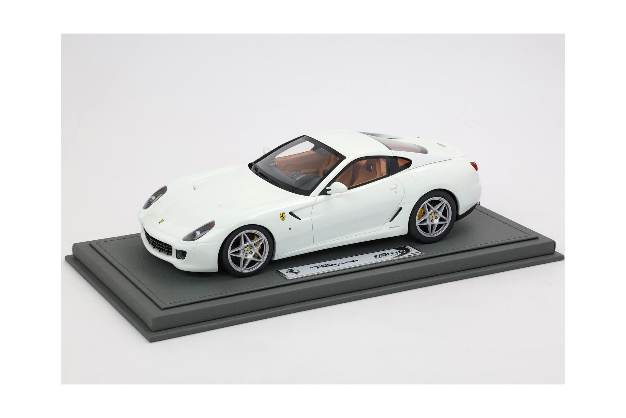 FERRARI 599 GTB FIORANO 2006 AUTOMATIC GEAR - MADE IN ITALY AVUS WHITE CUOIO COLOR INTERIOR / ФЕРРАРИ 599 ГТБ 2006 АВТОМАТ 1:18 БЕЛЫЙ