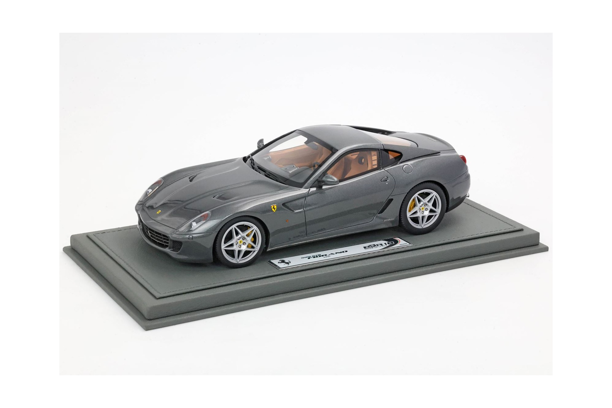 FERRARI 599 GTB FIORANO 2006 MANUAL GEAR - MADE IN ITALY SILVERSTONE GREY CUOIO COLOR INTERIOR / ФЕРРАРИ 599 ГТБ 2006 МЕХАНИКА 1:18 СЕРЫЙ