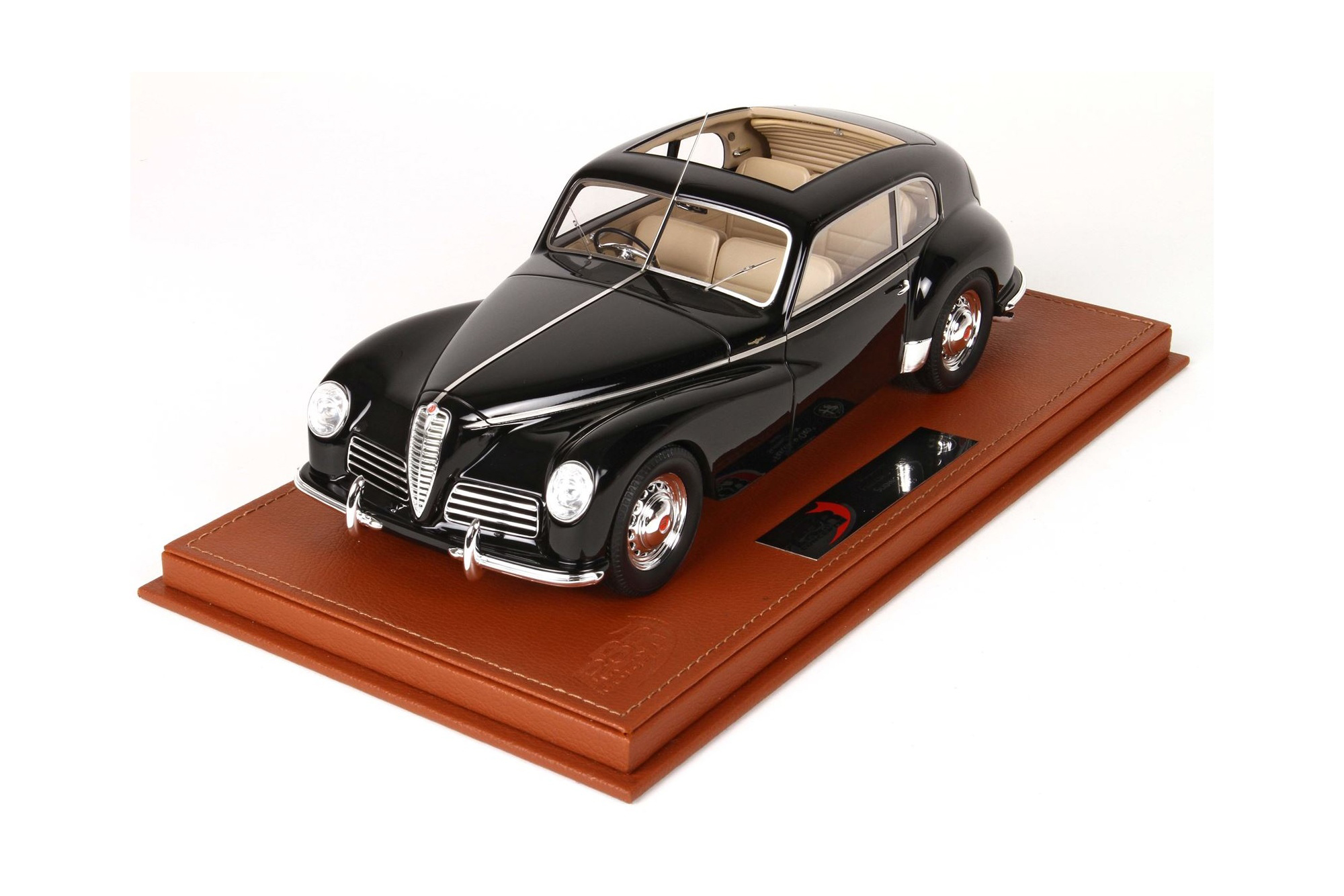 ALFA ROMEO FRECCIA D ORO GLOSS BLACK-WITH DISPLAY CASE / АЛЬФА РОМЕО ФРЕЧЧА Д ГЛОСС - 1:18 ЧЕРНЫЙ