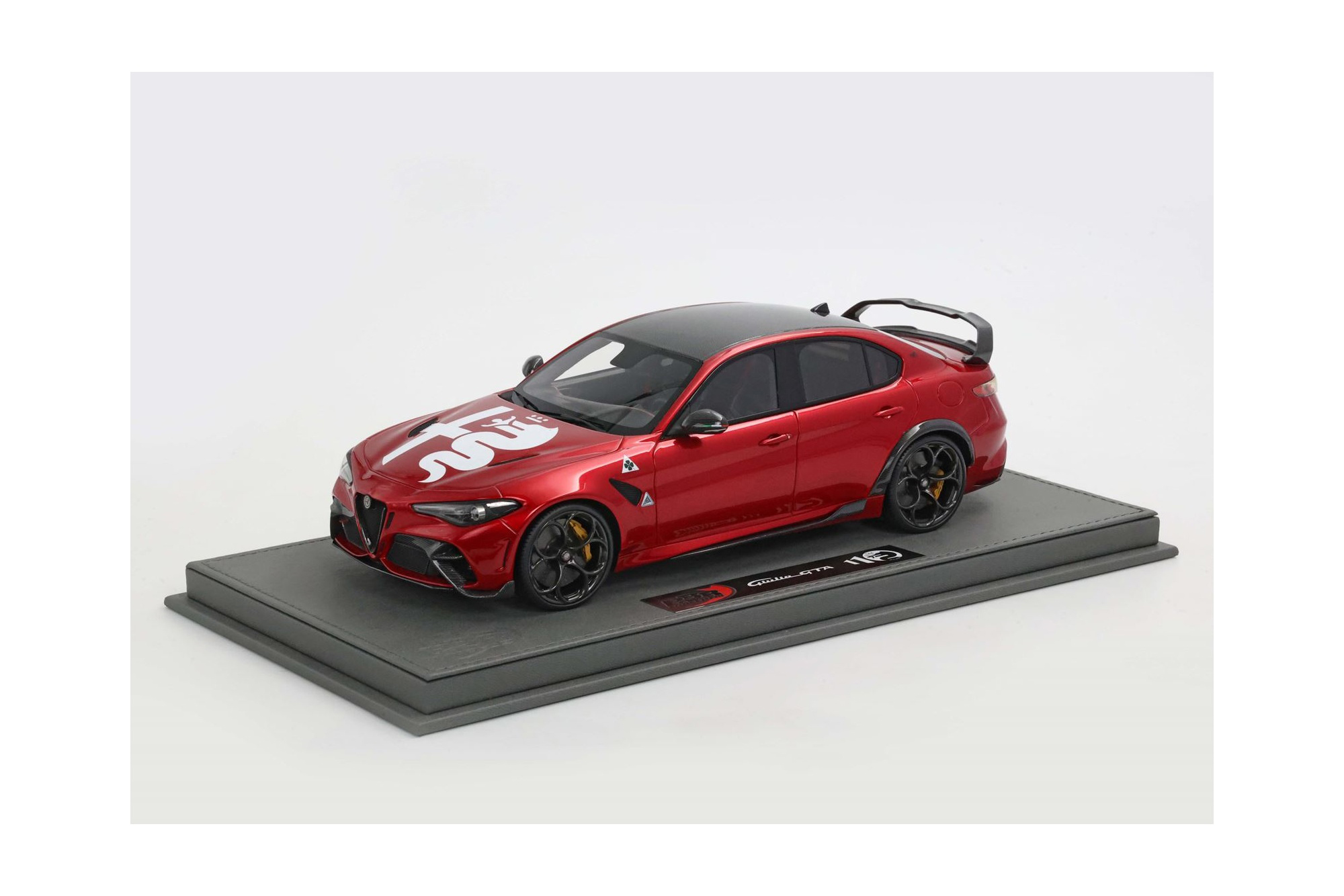 ALFA ROMEO GIULIA GTA ROSSO GTA WITH LOGO ALFA ROMEO AND REAR SPOILER / АЛЬФА РОМЕО ДЖУЛИЯ ГТА ГТА ЛОГО АЛЬФА РОМЕО РЕАР СПОИЛЕР 1:18 КРАСНЫЙ
