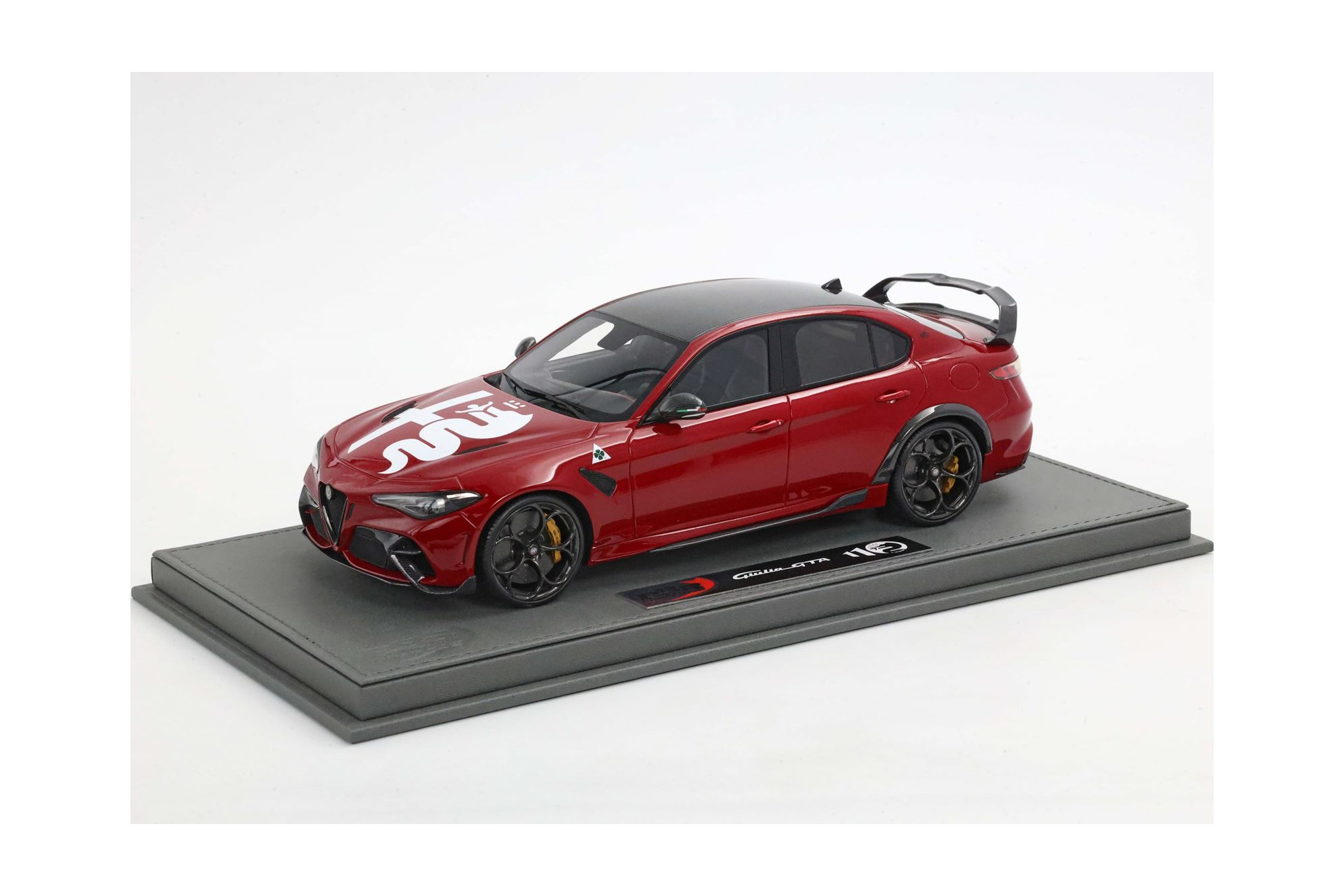 ALFA ROMEO GIULIA GTA SPECIAL VERSION RED COMPETIZIONE - ALFA ROMEO LOGO AND REAR SPOILER / АЛЬФА РОМЕО ДЖУЛИЯ ГТА СПЕКИАЛ ВЕРСИОН КОМПЕТИЦИОНЕ 1:18 КРАСНЫЙ