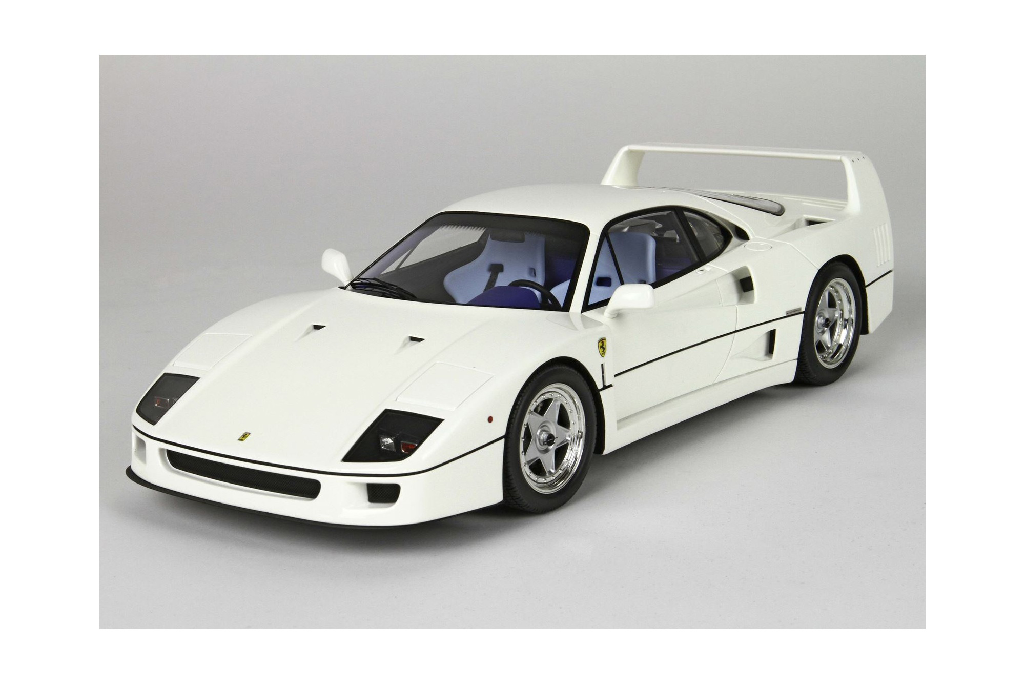 FERRARI F40 1987 AVUS WHITE - SEAT PANTONE 2717 U / ФЕРРАРИ Ф40 1987 АВУС 1:43 БЕЛЫЙ