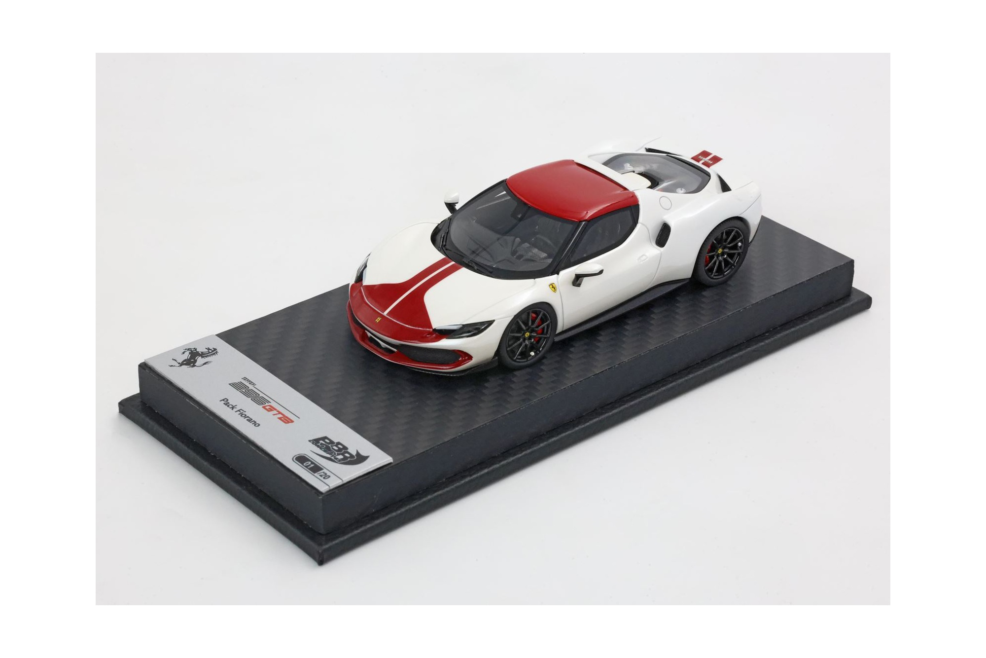 FERRARI 296 ASSETTO FIORANO FUJI WHITE GLOSS AND DARK RED ROOF / ФЕРРАРИ 296 АССЕТТО ФУДЖИ ГЛОСС ДАРК РООФ 1:43 КРАСНЫЙ