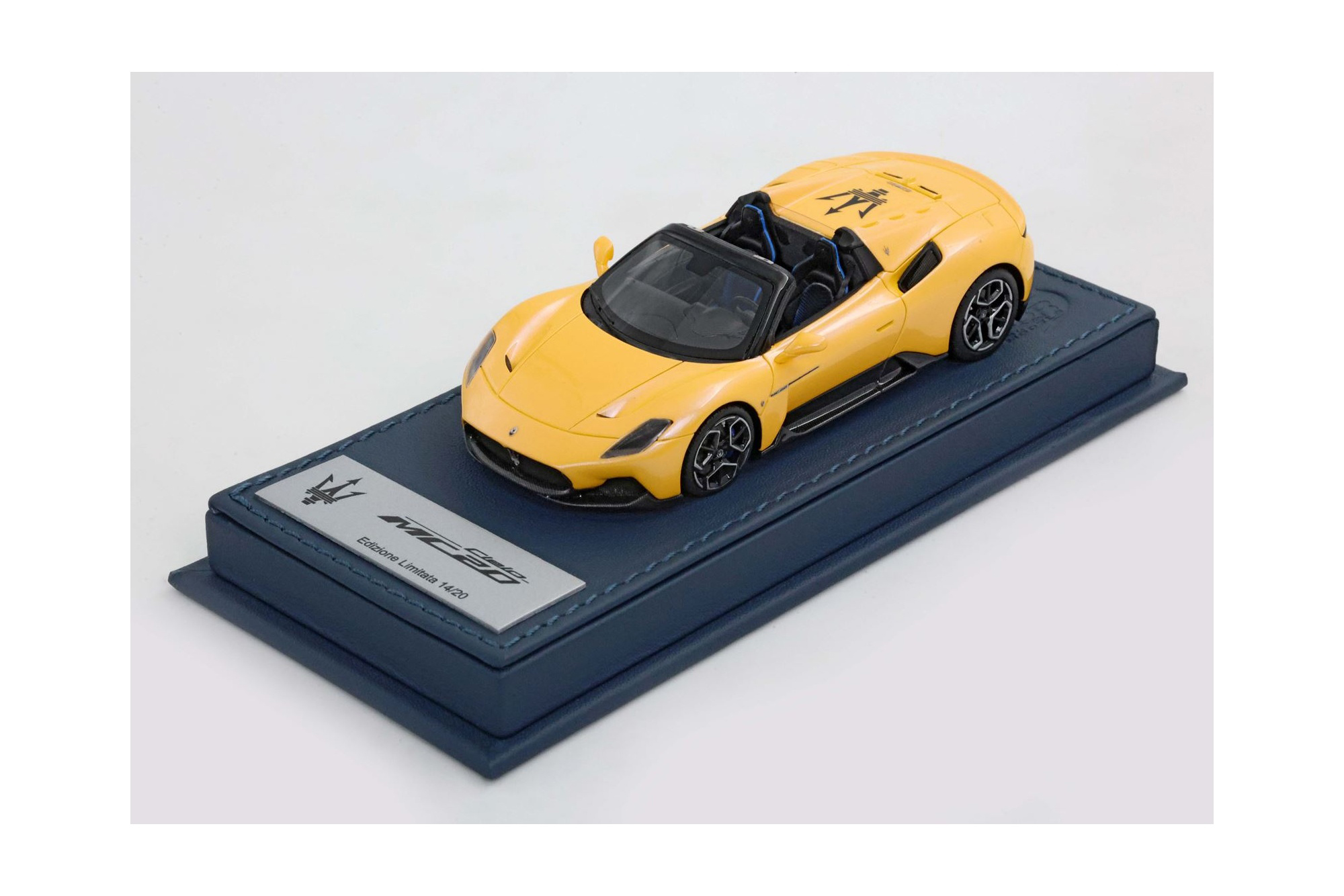 MASERATI MC20 CIELO - GENUINE LEATHER BASE YELLOW GENIO - BIRDCAGE RIMS / МАЗЕРАТИ МС20 КИЕЛО 1:43 ЖЕЛТЫЙ
