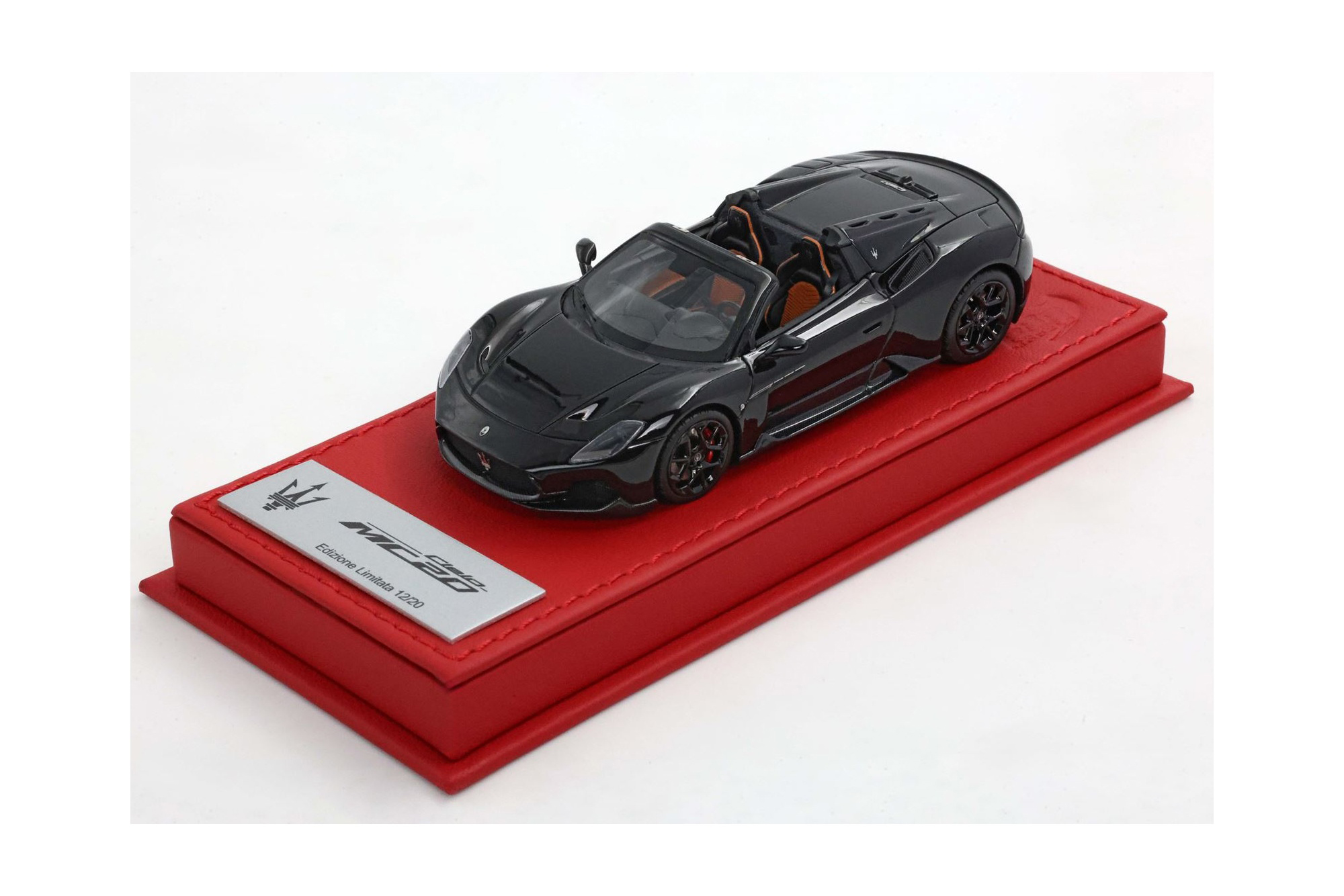 MASERATI MC20 CIELO - GENUINE LEATHER BASE GLOSS BLACK / МАЗЕРАТИ МС20 КИЕЛО 1:43 ЧЕРНЫЙ