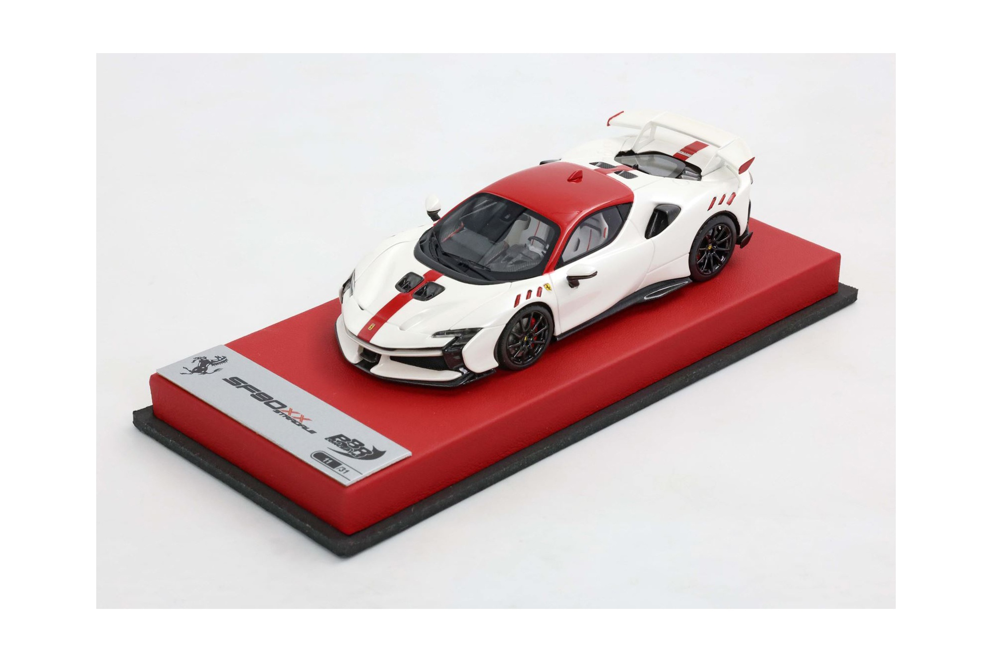 FERRARI SF90 XX STRADALE FUJI WHITE GLOSS AND RED ROOF AND CARBON WHEELS / ФЕРРАРИ СФ90 КСКС СТРАДАЛЕ ФУДЖИ ГЛОСС РООФ КАРБОН КОЛЕСА 1:43 КРАСНЫЙ