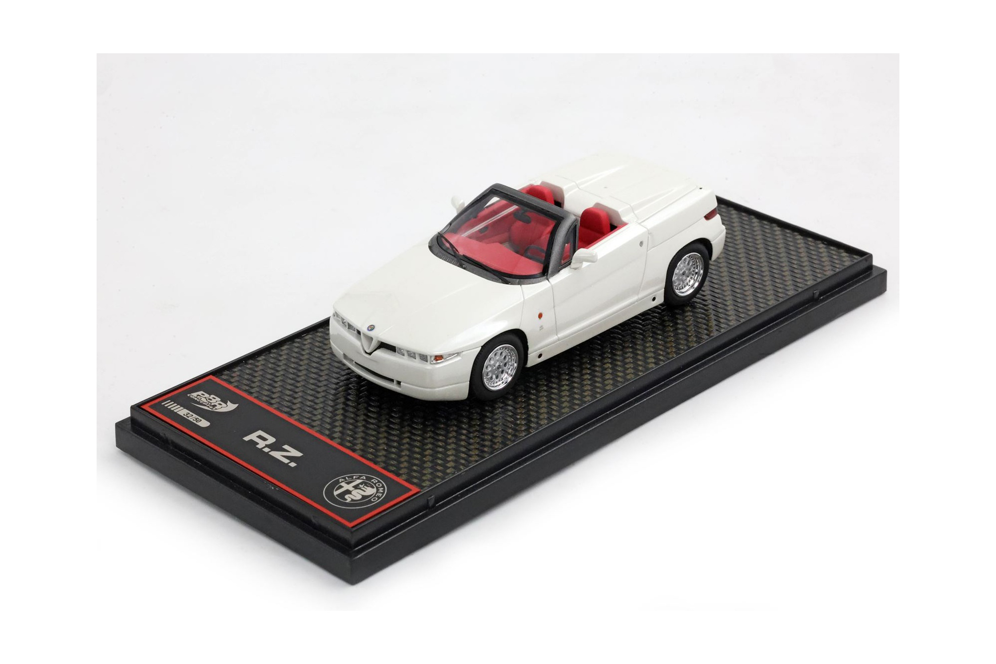 ALFA ROMEO RZ ROADSTER PEARL WHITE / АЛЬФА РОМЕО РЗ РОДСТЕР ПЕАРЛ 1:43 БЕЛЫЙ