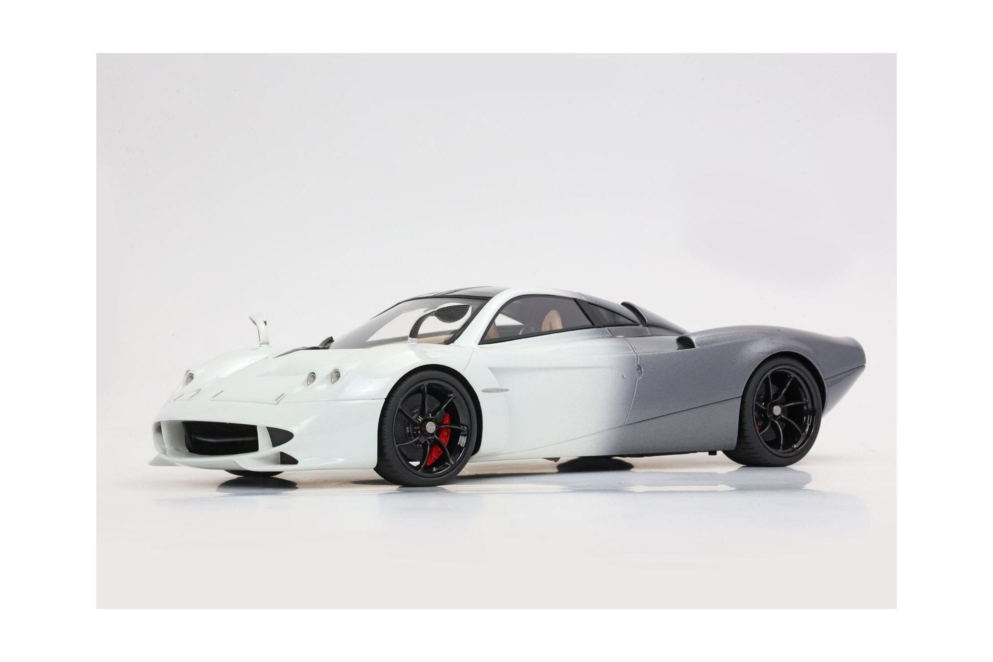 PAGANI HUAYRA CODALUNGA BIANCO MALTA-GRAY SHADE / ПАГАНИ ХУАЙРА КОДАЛУНГА МАЛТА- СХАДЕ 1:43 БЕЛЫЙ