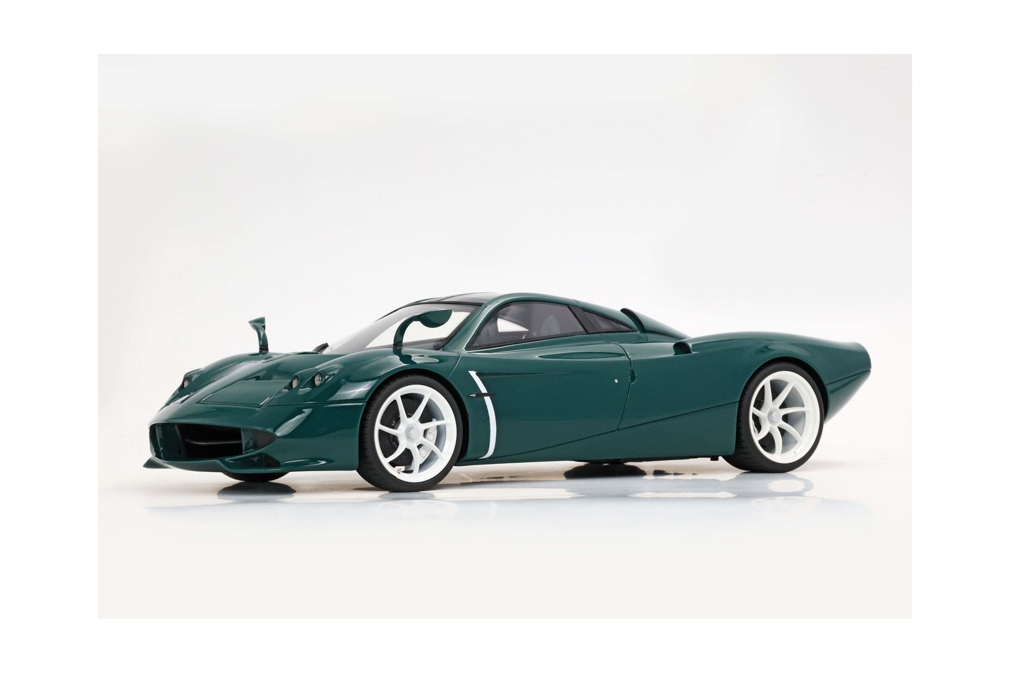 PAGANI HUAYRA CODALUNGA BRITISH RACING GREEN WITH WHITE RIMS / ПАГАНИ ХУАЙРА КОДАЛУНГА БРИТАНСКИЙ РАКИНГ ДИСКИ 1:43 БЕЛЫЙ