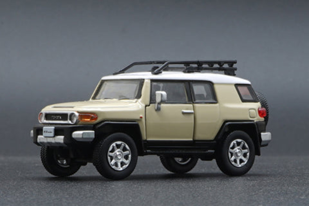 TOYOTA FJ CRUISER 2015 (ПРАВОРУЛЬНЫЙ) БЕЖЕВЫЙ С БЕЛОЙ КРЫШЕЙ (ДЛИНА МОДЕЛИ 6-10 СМ)