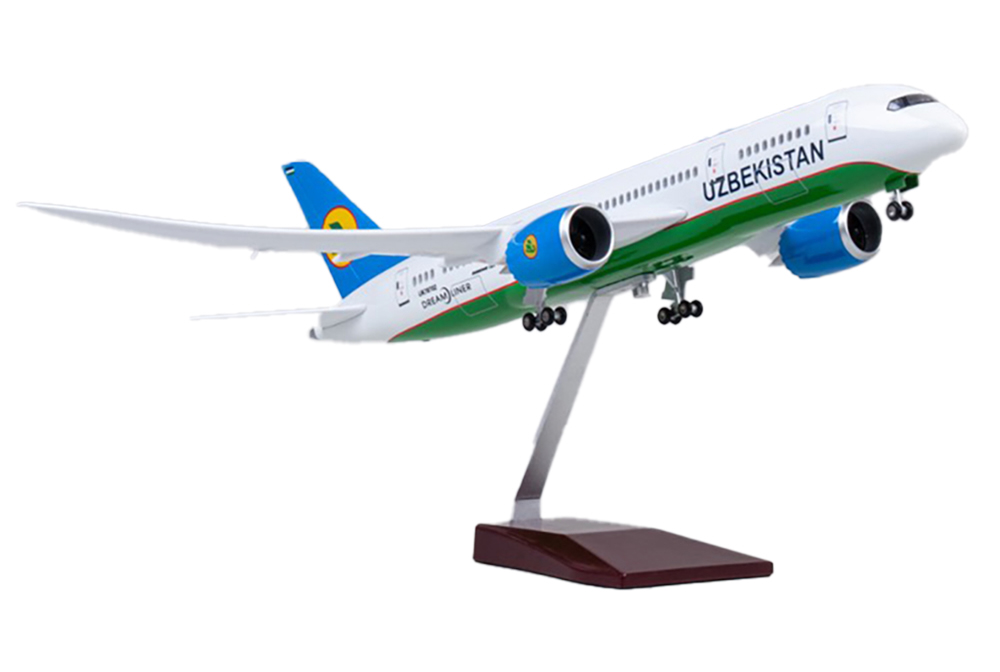 МОДЕЛЬ САМОЛЕТА BOEING 787-9 DREAMLINER UZBEKISTAN / МОДЕЛЬ САМОЛЕТА БОИНГ 787-9 ДРИМЛАЙНЕР УЗБЕКСКИЕ АВИАЛИНИИ (С ОСВЕЩЕНИЕМ САЛОНА НА ШАССИ ДЛИНА 45 СМ)