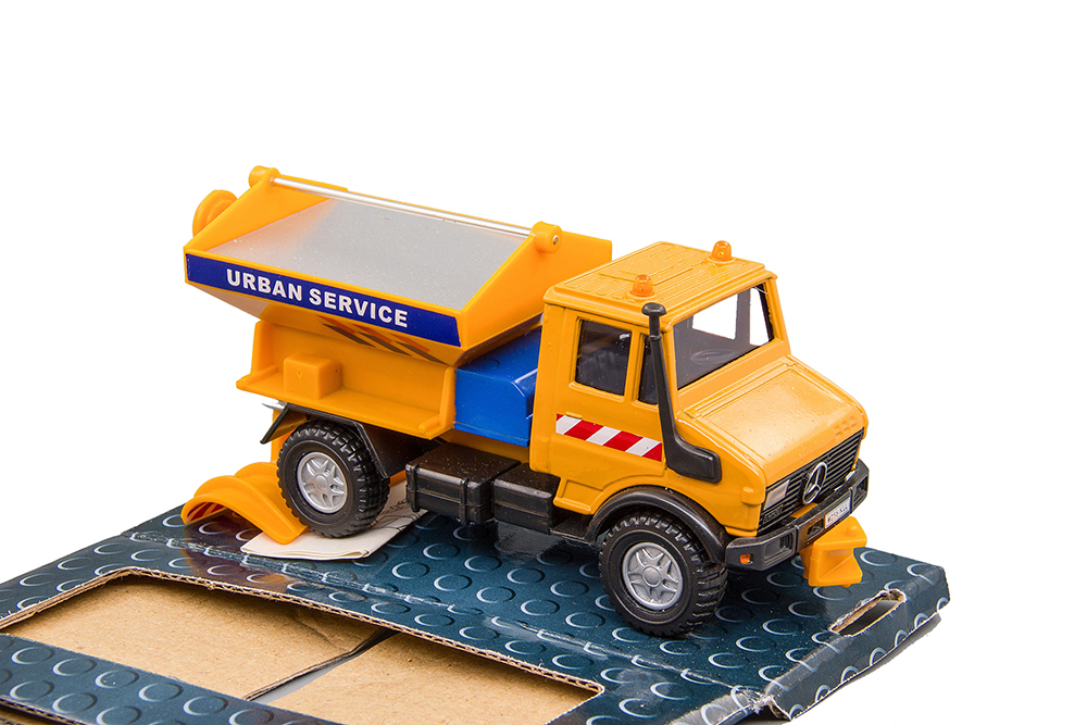 MERCEDES-BENZ UNIMOG, КОММУНАЛЬНЫЙ ПЕСКОРАЗБРАСЫВАТЕЛЬ, ОРАНЖЕВЫЙ