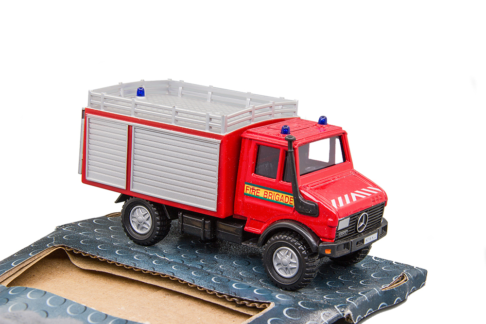 MERCEDES UNIMOG ПОЖАРНЫЙ ФУРГОН КРАСНЫЙ