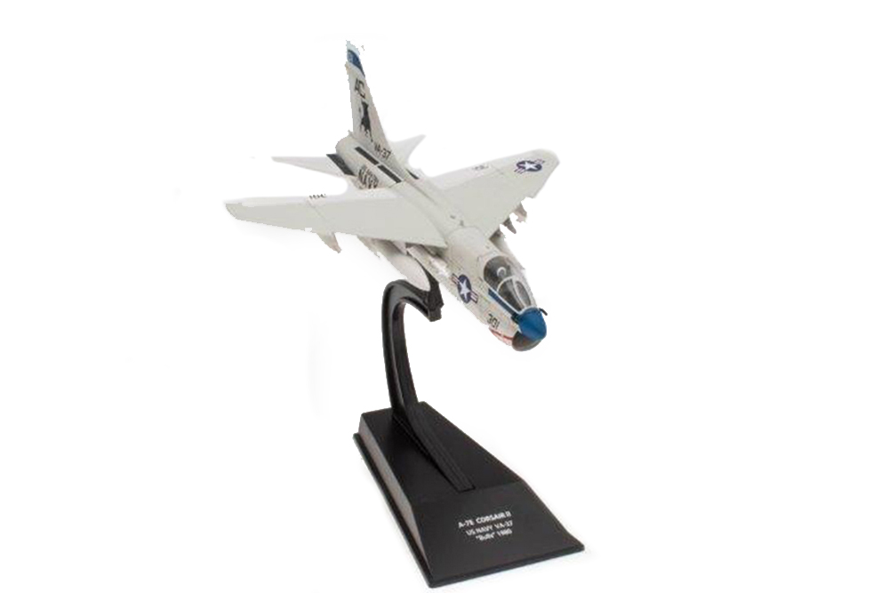 AMERICAN VOUGHT A-7E CORSAIR II US NAVY VA-37 BULLS 1980 (МОДЕЛЬ 180Г 16,5X25X6,25СМ)