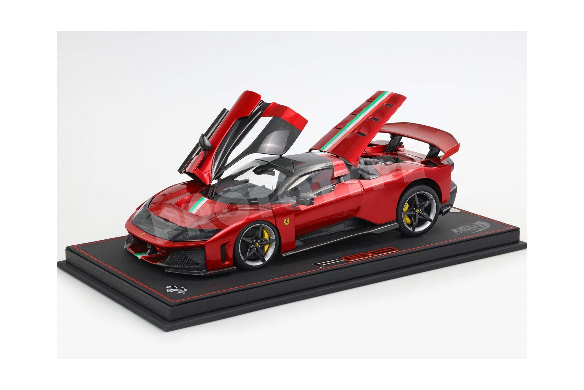 FERRARI F80 METAL DIECAST FULL OPEN ROSSO SUPERCAR AND ITALIAN STRIPE - LUXURY PACK - BASE AND CASE INCLUDED / ФЕРРАРИ Ф80 МЕТАЛ СУПЕРКАР ИТАЛИАН ПОЛОСА 1:18 КРАСНЫЙ