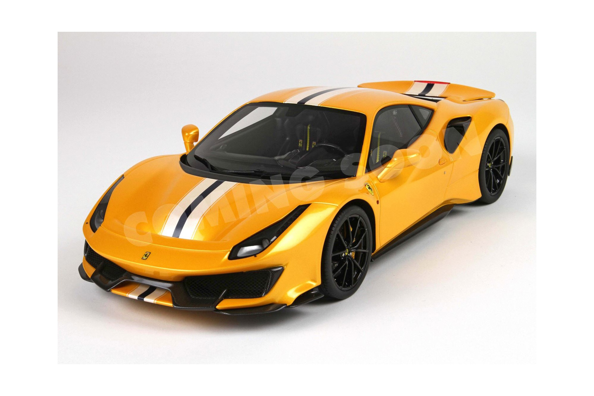 FERRARI 488 PISTA - METAL DIECAST - FULL OPEN GIALLO TRISTRATO WITH STRIPE SILVER/BLUE - LUXURY PACK - BASE AND CASE INCLUDED / ФЕРРАРИ 488 ПИСТА 1:18 ЖЕЛТЫЙ