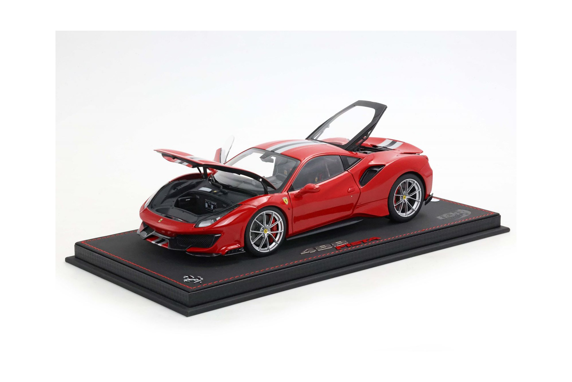 FERRARI 488 PISTA - METAL DIECAST - FULL OPEN ROSSO CORSA WITH STRIPE - LUXURY PACK - BASE AND CASE INCLUDED / ФЕРРАРИ 488 ПИСТА 1:18 КРАСНЫЙ